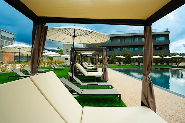 Pavimentazione drenante a bordo piscina - The Padel Resort a Como