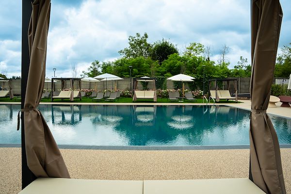 Pavimentazione drenante a bordo piscina - The Padel Resort a Como