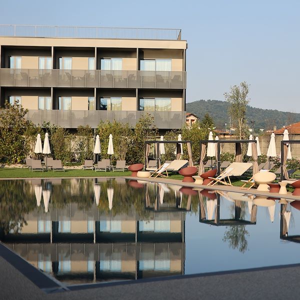 Pavimentazione drenante a bordo piscina - The Padel Resort a Como