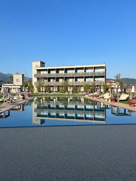 Pavimentazione drenante a bordo piscina - The Padel Resort a Como