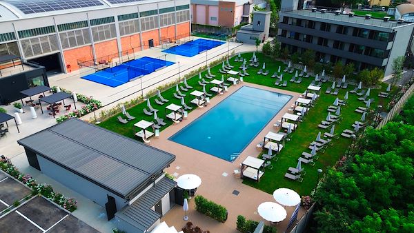 Pavimentazione drenante a bordo piscina - The Padel Resort a Como