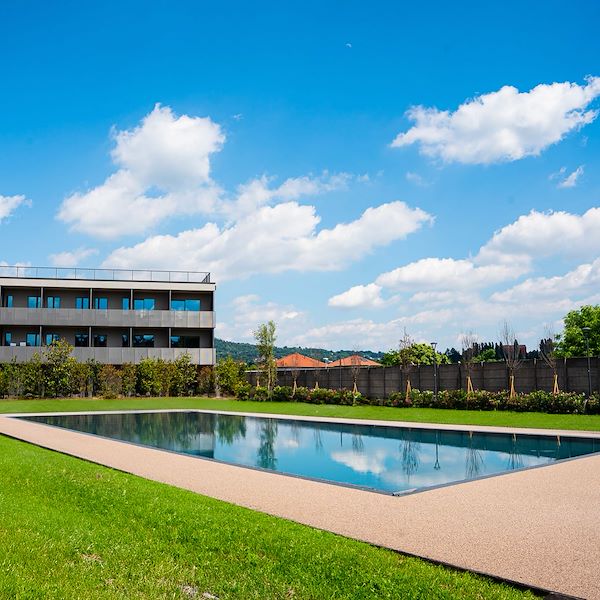 Pavimentazione drenante a bordo piscina - The Padel Resort a Como