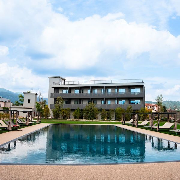 Pavimentazione drenante a bordo piscina - The Padel Resort a Como