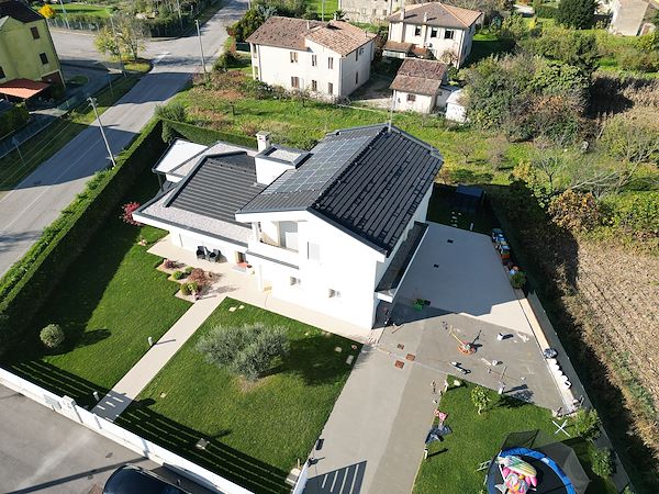 Funzionalità ed estetica per gli esterni di una villetta moderna a Padova