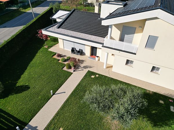 Funzionalità ed estetica per gli esterni di una villetta moderna a Padova