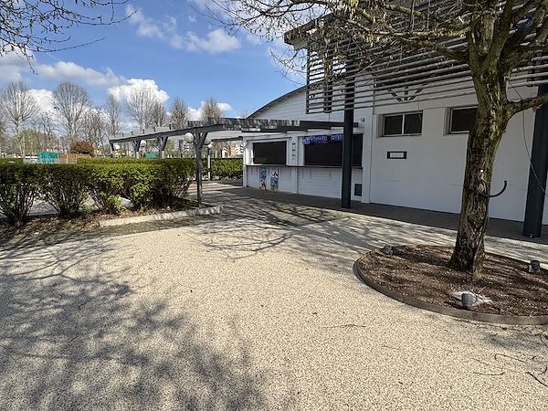 Pavimentazione drenante da esterno per area bar e spazi leisure a Mantova