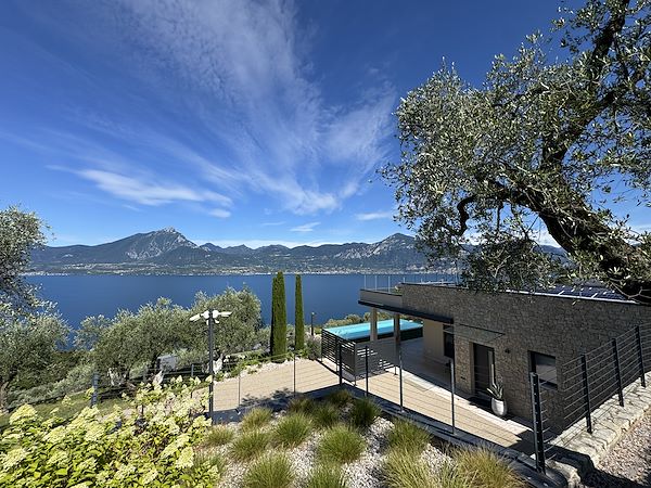 Modernità e funzionalità per una villa sul Lago di Garda