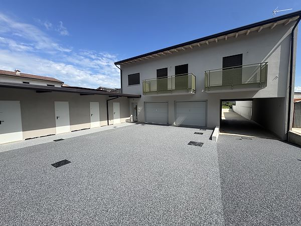 Pavimentazione drenante da esterno per parcheggio e marciapiedi a Verona