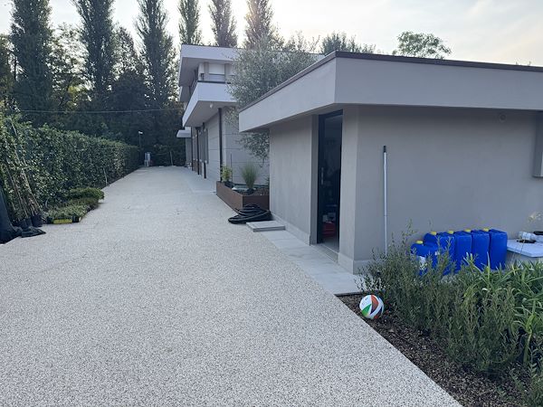 Pavimentazione drenante da esterno per una villetta privata a Modena