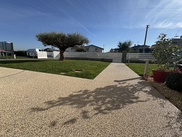 Funzionalità ed estetica per gli esterni di una villetta moderna a Padova