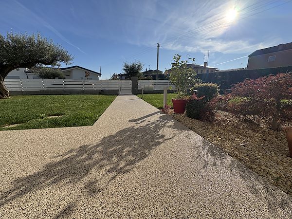 Funzionalità ed estetica per gli esterni di una villetta moderna a Padova