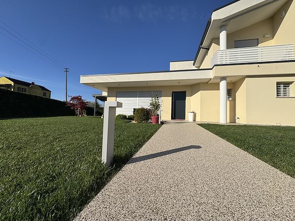 Funzionalità ed estetica per gli esterni di una villetta moderna a Padova