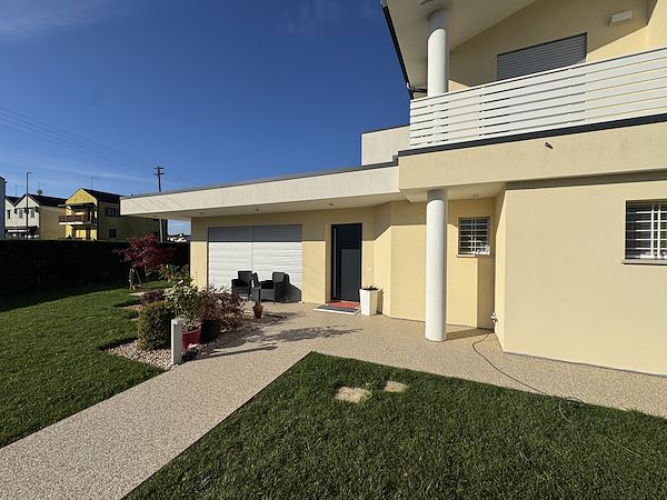 Funzionalità ed estetica per gli esterni di una villetta moderna a Padova