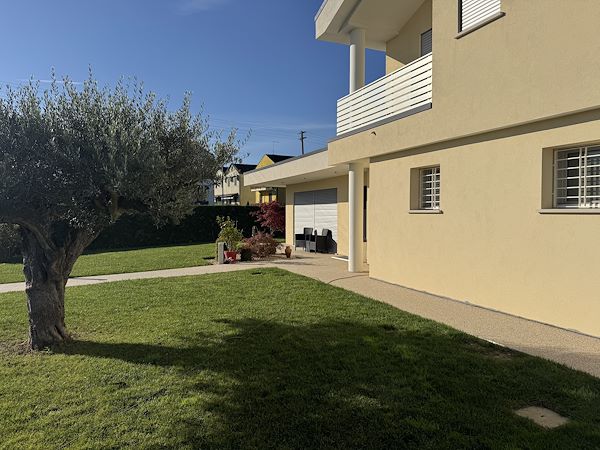 Funzionalità ed estetica per gli esterni di una villetta moderna a Padova