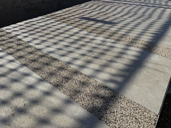 Design contemporaneo e pavimentazione drenante per una villetta a Lonato del Garda