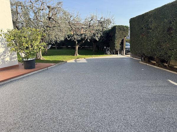 Riqualificazione di un parcheggio auto con pavimentazione drenante a Verona