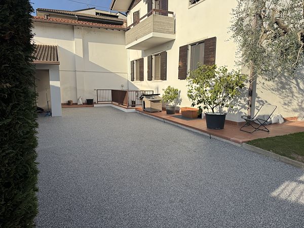 Riqualificazione di un parcheggio auto con pavimentazione drenante a Verona