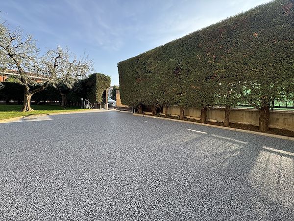 Riqualificazione di un parcheggio auto con pavimentazione drenante a Verona