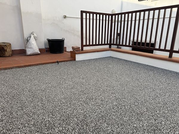 Riqualificazione di un parcheggio auto con pavimentazione drenante a Verona