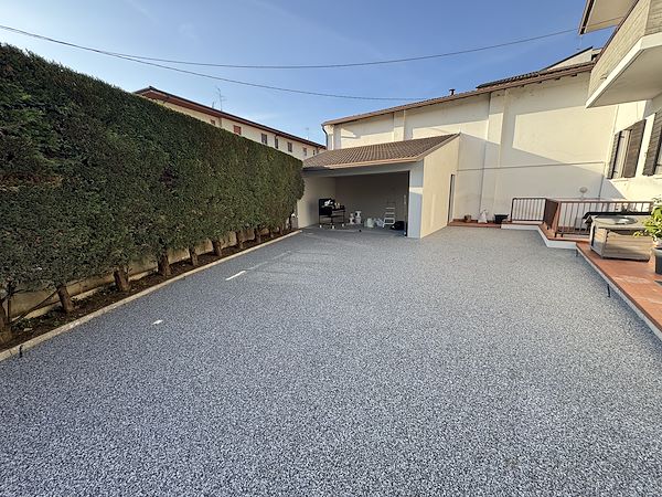 Riqualificazione di un parcheggio auto con pavimentazione drenante a Verona