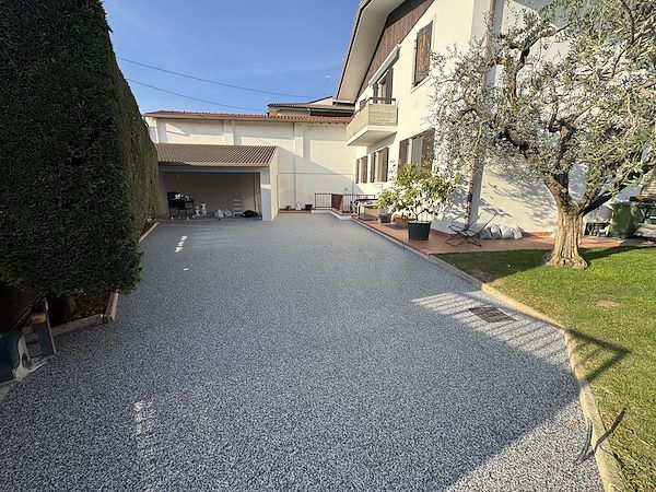 Riqualificazione di un parcheggio auto con pavimentazione drenante a Verona