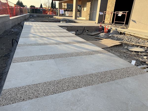 Design contemporaneo e pavimentazione drenante per una villetta a Lonato del Garda