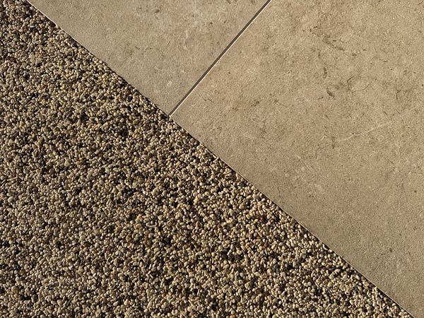 Design contemporaneo e pavimentazione drenante per una villetta a Lonato del Garda