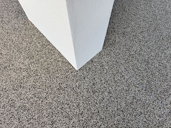 Design contemporaneo e pavimentazione drenante per una villetta a Lonato del Garda