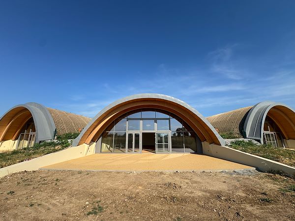 Colore, drenabilità e design per gli spazi esterni di una scuola a Mantova