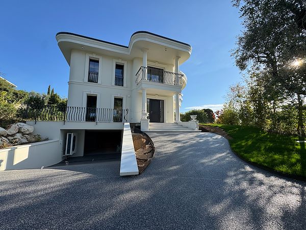 Eleganza Liberty e massima drenabilità: una pavimentazione esterna sul Lago di Garda