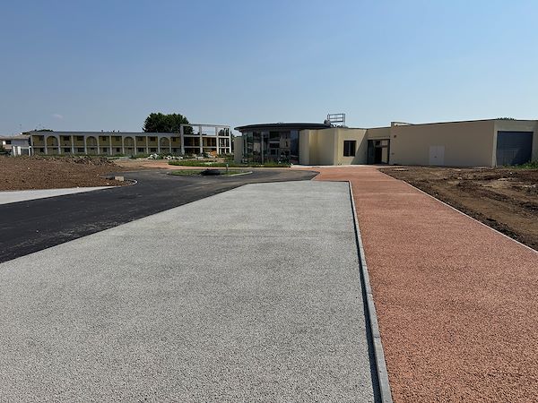 Colore, drenabilità e design per gli spazi esterni di una scuola a Mantova
