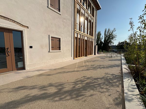 Pavimentazione drenante e integrazione con il paesaggio sul Lago di Garda