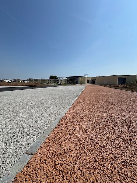 Colore, drenabilità e design per gli spazi esterni di una scuola a Mantova