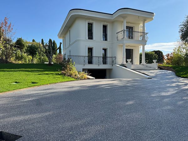 Eleganza Liberty e massima drenabilità: una pavimentazione esterna sul Lago di Garda