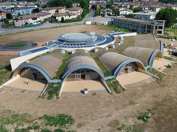 Colore, drenabilità e design per gli spazi esterni di una scuola a Mantova