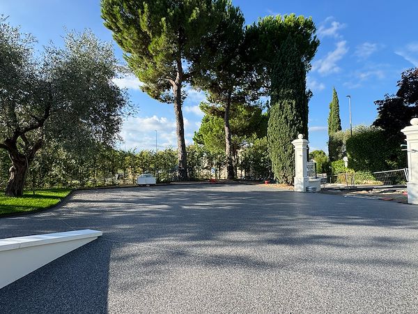 Eleganza Liberty e massima drenabilità: una pavimentazione esterna sul Lago di Garda