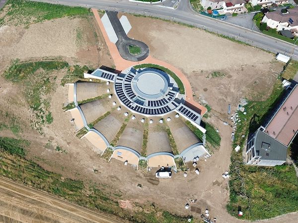 Colore, drenabilità e design per gli spazi esterni di una scuola a Mantova