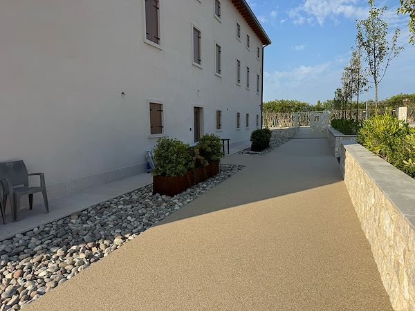 Pavimentazione drenante e integrazione con il paesaggio sul Lago di Garda
