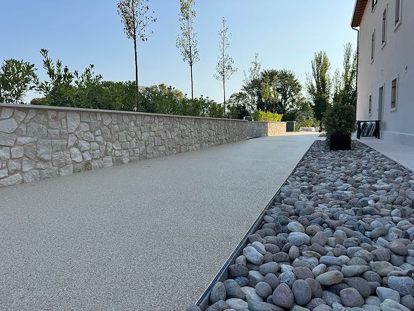 Pavimentazione drenante e integrazione con il paesaggio sul Lago di Garda