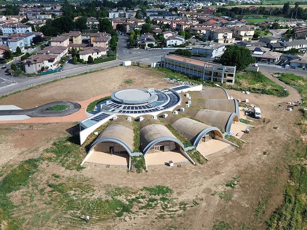 Colore, drenabilità e design per gli spazi esterni di una scuola a Mantova