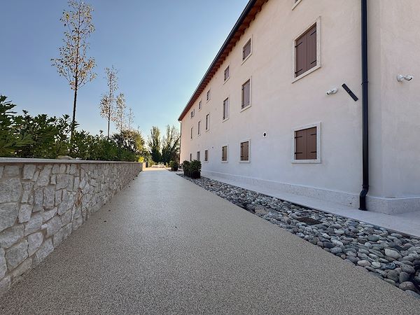 Pavimentazione drenante e integrazione con il paesaggio sul Lago di Garda