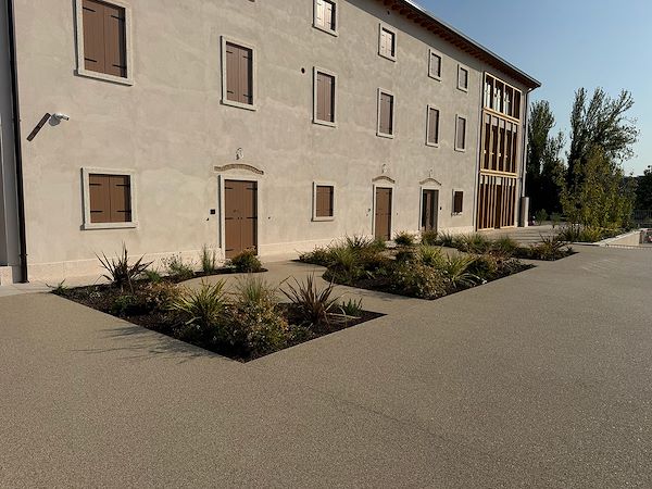 Pavimentazione drenante e integrazione con il paesaggio sul Lago di Garda