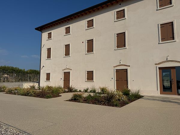 Pavimentazione drenante e integrazione con il paesaggio sul Lago di Garda