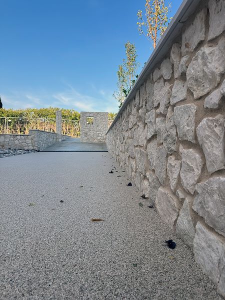 Pavimentazione drenante e integrazione con il paesaggio sul Lago di Garda