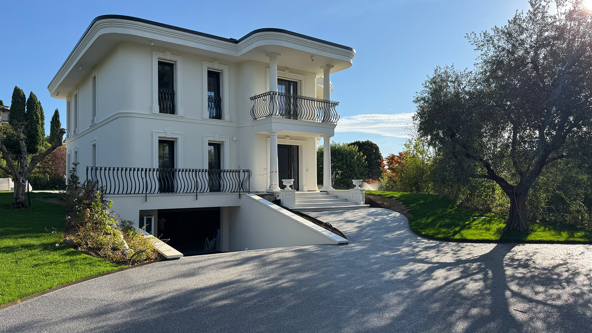 Eleganza Liberty e massima drenabilità: una pavimentazione esterna sul Lago di Garda