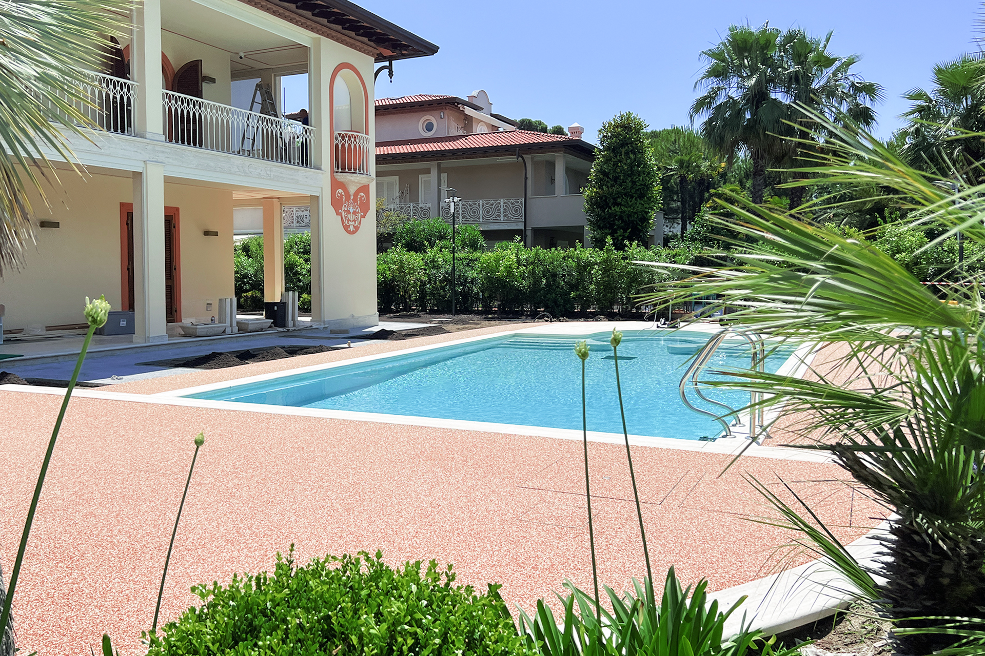 Pavimentazione drenante Pavidrena per marciapiedi e bordo piscina in una villa a Forte dei Marmi