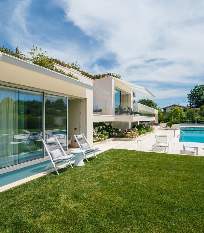 Pavimentazione drenante Pavidrena per i passaggi di una villa a Forte dei Marmi