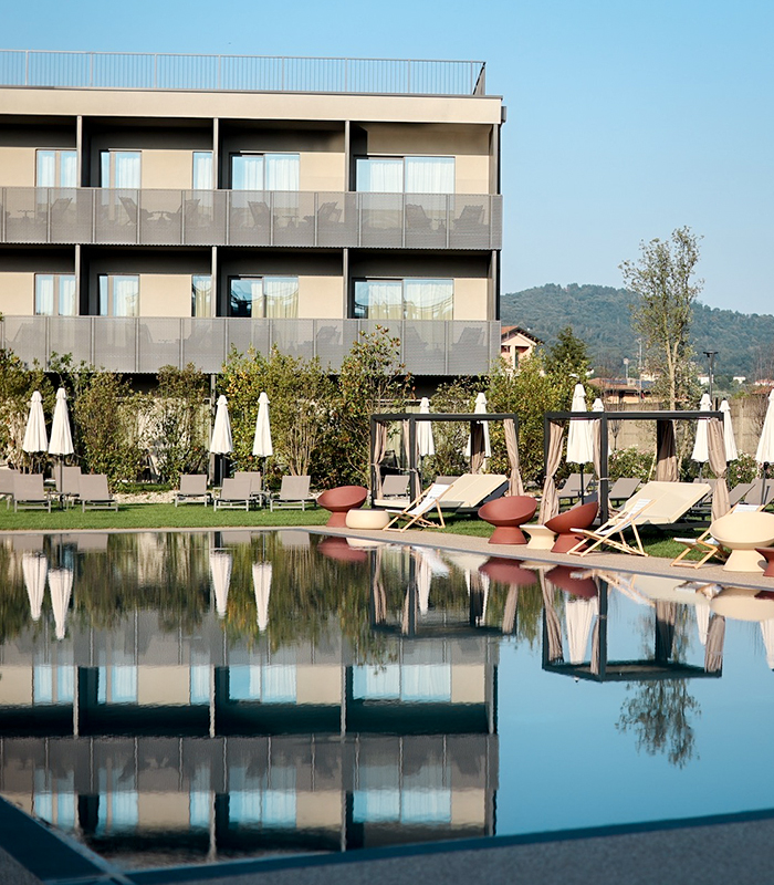 Pavimentazione drenante a bordo piscina - The Padel Resort a  Como