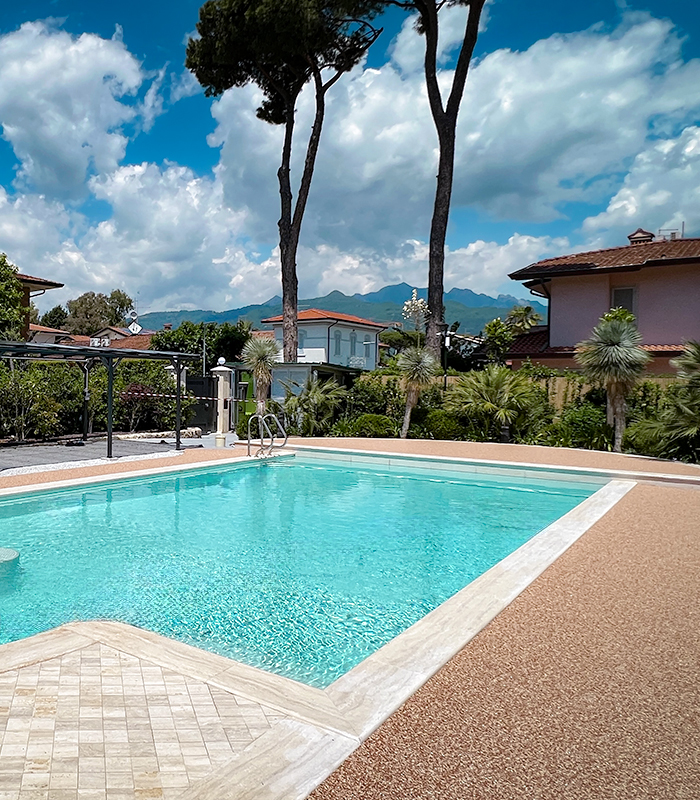 Pavimentazione drenante Pavidrena per marciapiedi e bordo piscina in una villa a Forte dei Marmi