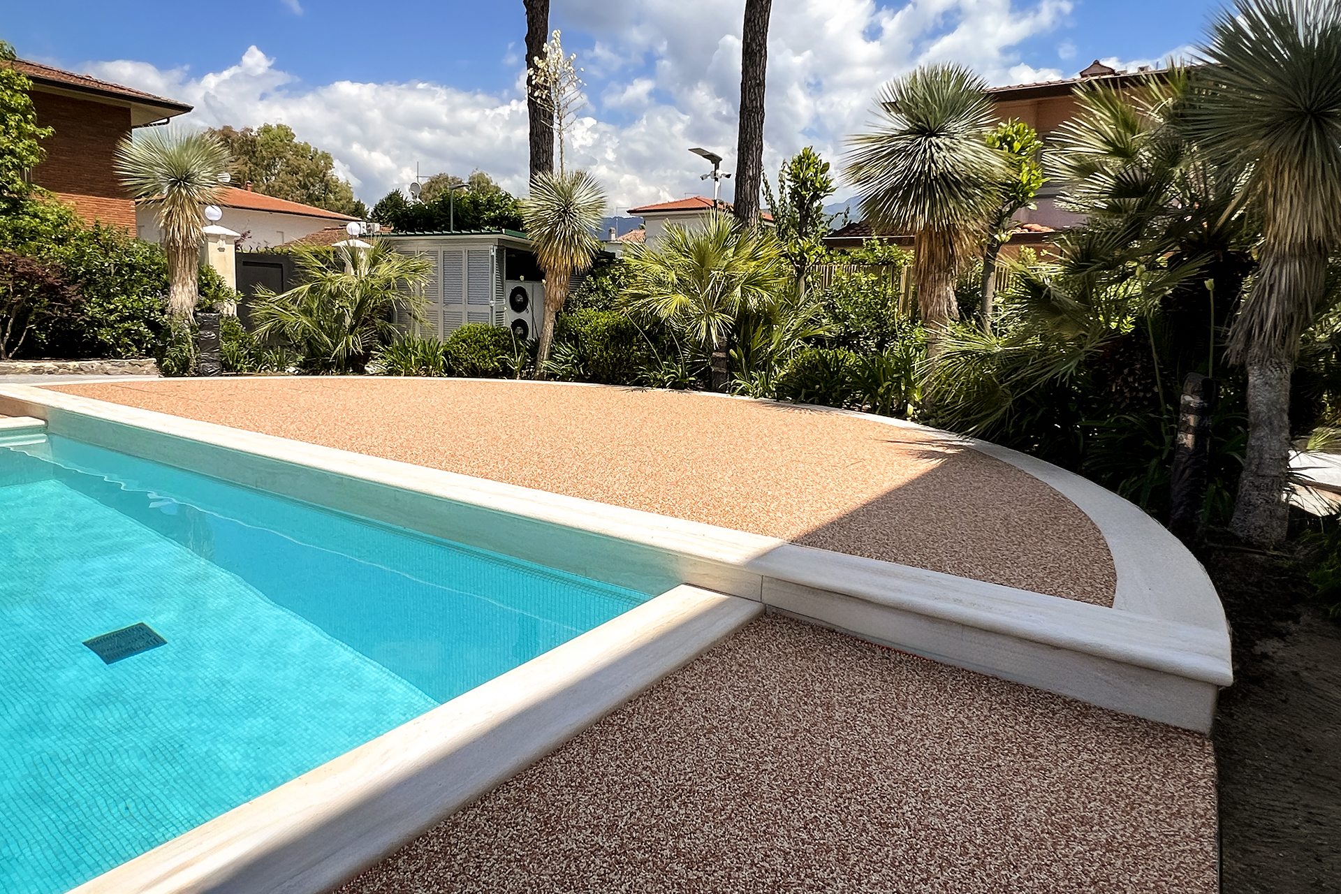 Pavimentazione drenante Pavidrena per marciapiedi e bordo piscina in una villa a Forte dei Marmi